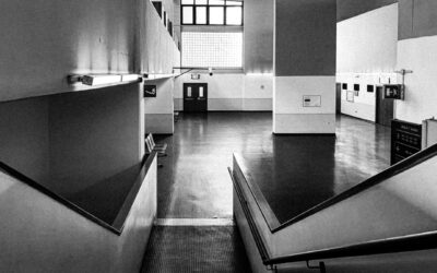 17 aprile, Tribunale di Napoli, il prospetto delle aule d’udienza penale
